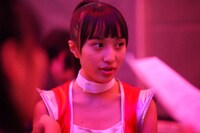 現地メディアの取材を受ける百田夏菜子。(c) 文化庁メディア芸術祭事務局