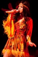 本編最後には鮮やかなオレンジのワンピースで「Esperanza」を歌った。