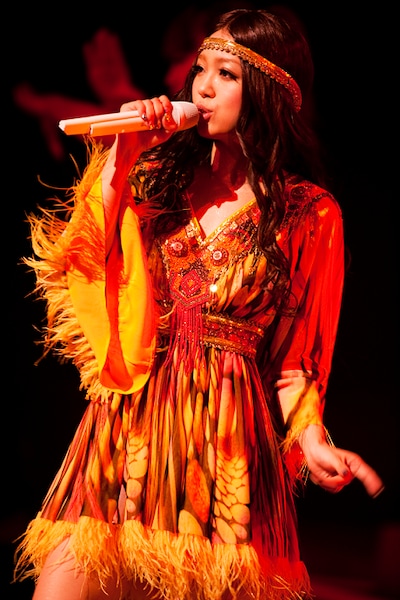 本編最後には鮮やかなオレンジのワンピースで「Esperanza」を歌った。