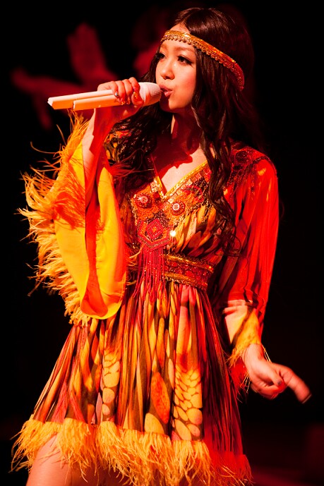 本編最後には鮮やかなオレンジのワンピースで「Esperanza」を歌った。