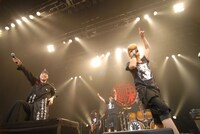 セッション時のMCでは、氣志團のライブを観た大槻ケンヂ（写真左）は綾小路翔（右）に向けて「すごく勉強になった。次のライブで真似するかも」と語る一幕も。