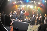 セッション後にビールを一気飲みする綾小路翔と早乙女光（写真中央）。