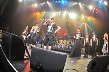 セッション後にビールを一気飲みする綾小路翔と早乙女光（写真中央）。