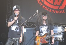 往年の内田雄一郎（写真左）をイメージさせるカツラを被った白鳥松竹梅（右）。