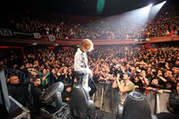 客席に降りるYoshiki。