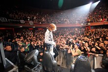 客席に降りるYoshiki。