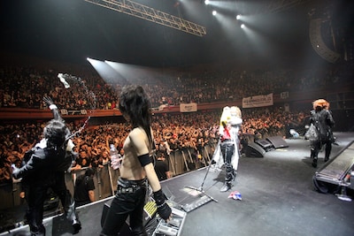 X JAPANチリ公演の様子。アンコールでは観客がチリ国歌を合唱し、一体感を作り出した。