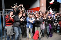 会場の外でもファンは大盛り上がり。