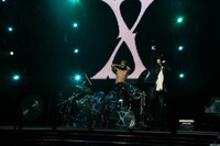 破顔するYoshikiの前で熱唱するToshI。