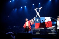 チリの国旗とX JAPANのロゴを融合させた旗を掲げるYoshikiとToshI。