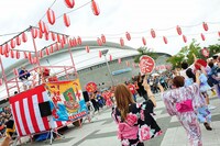 会場の外には1000個のチャリティ提灯で飾られた「虹の広場」も登場。宮城・福島・岩手の飲食店が屋台を出店し、周辺はにぎやかな雰囲気に包まれた。