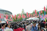 会場の外には1000個のチャリティ提灯で飾られた「虹の広場」も登場。宮城・福島・岩手の飲食店が屋台を出店し、周辺はにぎやかな雰囲気に包まれた。