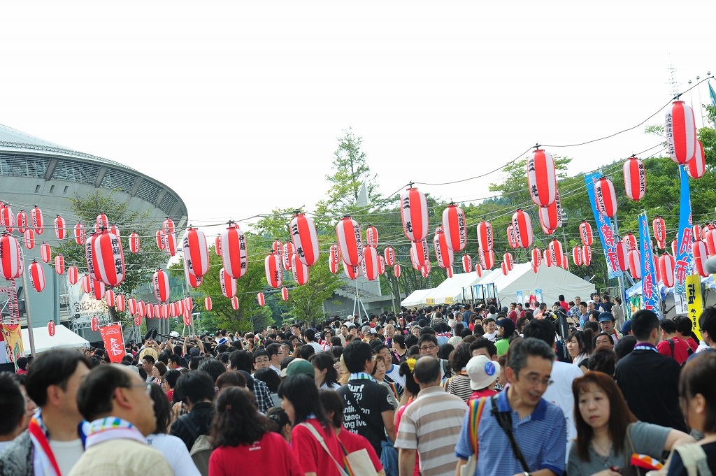 会場の外には1000個のチャリティ提灯で飾られた「虹の広場」も登場。宮城・福島・岩手の飲食店が屋台を出店し、周辺はにぎやかな雰囲気に包まれた。