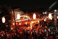 終演後は「虹の広場」の提灯に灯りがともされた。