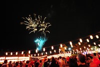 終演後は打ち上げ花火が上がり、集まったファンを見送った。