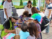 「mihimalight」発売記念イベントでサインを行うmihimaru GT。