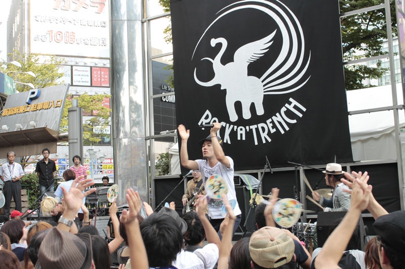 新宿アルタ前フリーライブの模様。