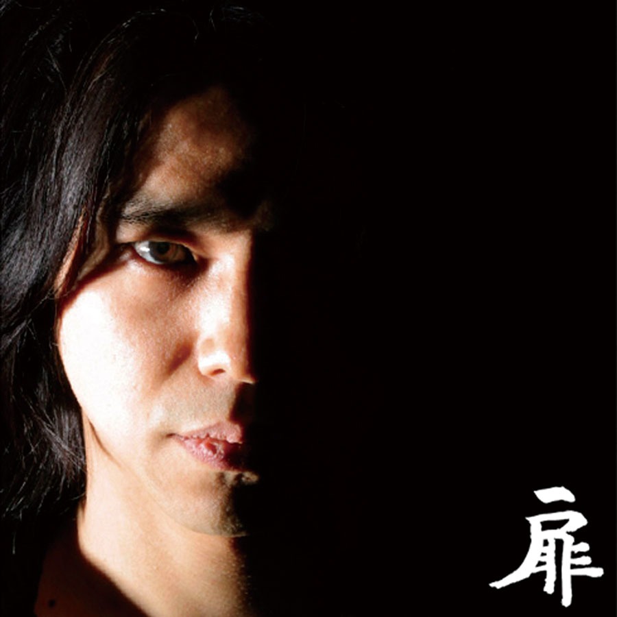写真はアルバム「扉」ジャケット。
