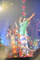 観客に囲まれ熱唱するハナレグミ。