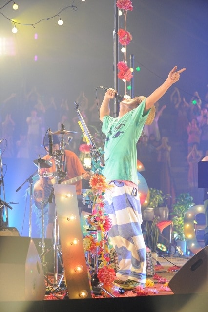 観客に囲まれ熱唱するハナレグミ。