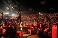 「オアシス YOYOGI DE 360°ステージ囲みまくって熱唱しまくっちゃナイト」の様子。