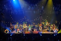 「オアシス YOYOGI DE 360°ステージ囲みまくって熱唱しまくっちゃナイト」の様子。賑やかなステージセットもパフォーマンスに華を添えた。