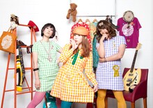 住所不定無職。左からヨーコ（ギターとか）、ユリナ（ギターとか）、ザ・ゾンビーズ子（ギターとか）。