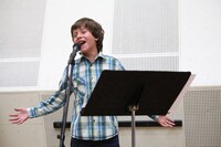 公開レコーディングで日本語曲を熱唱するミゲル。