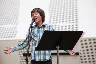 公開レコーディングで日本語曲を熱唱するミゲル。