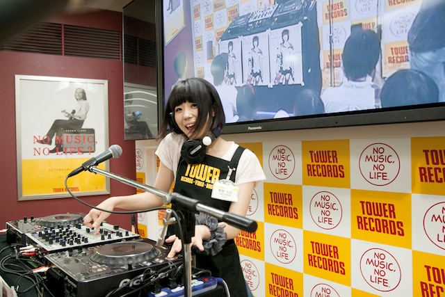 DJプレイ中の「DJねむきゅん」こと夢眠ねむ。