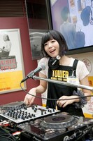 DJプレイ中の「DJねむきゅん」こと夢眠ねむ。