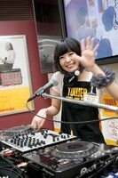 DJプレイ中の「DJねむきゅん」こと夢眠ねむ。