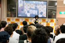 DJプレイ中の「DJねむきゅん」こと夢眠ねむ。