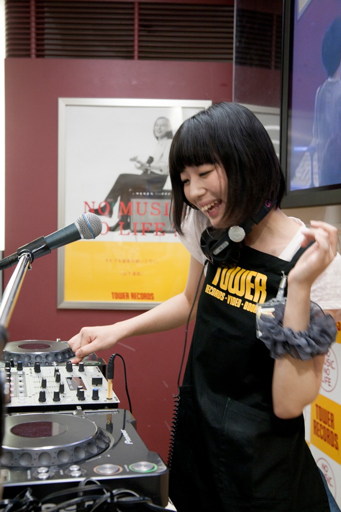 DJプレイ中の「DJねむきゅん」こと夢眠ねむ。