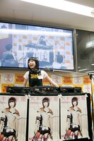 DJプレイ中の「DJねむきゅん」こと夢眠ねむ。