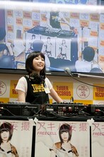 DJプレイ中の「DJねむきゅん」こと夢眠ねむ。