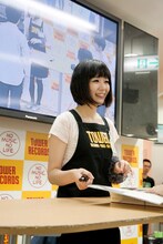 「FREECELL特別号 アキバ妄撮」にサインをする夢眠ねむ。