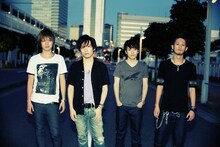 RIDDLE（写真右端がSHU-HEY）