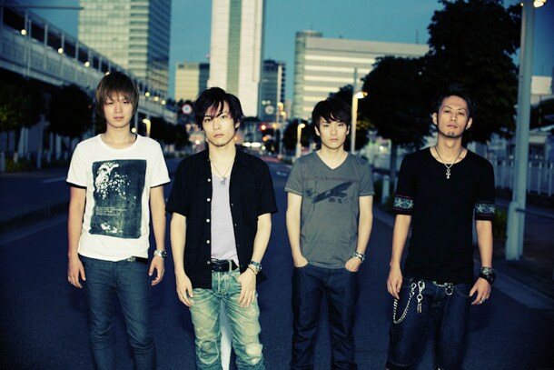 RIDDLE（写真右端がSHU-HEY）