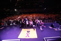 終演後、ファンと一緒にXポーズを決めるX JAPANの5人。