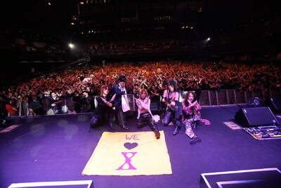 終演後、ファンと一緒にXポーズを決めるX JAPANの5人。