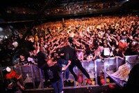 フロアにダイブするYOSHIKI。