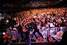 フロアにダイブするYOSHIKI。