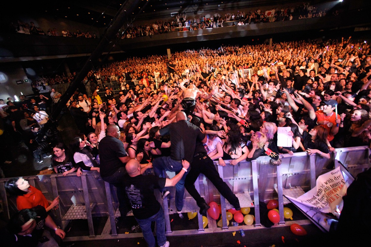 フロアにダイブするYOSHIKI。