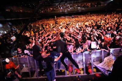 フロアにダイブするYOSHIKI。