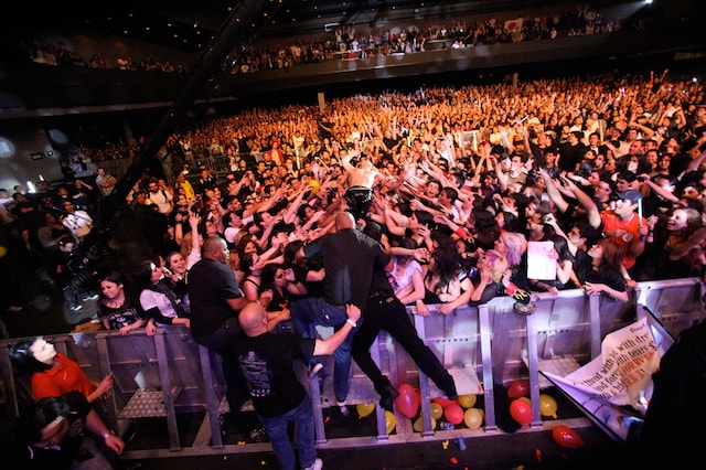 フロアにダイブするYOSHIKI。