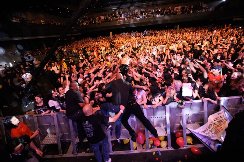 フロアにダイブするYOSHIKI。