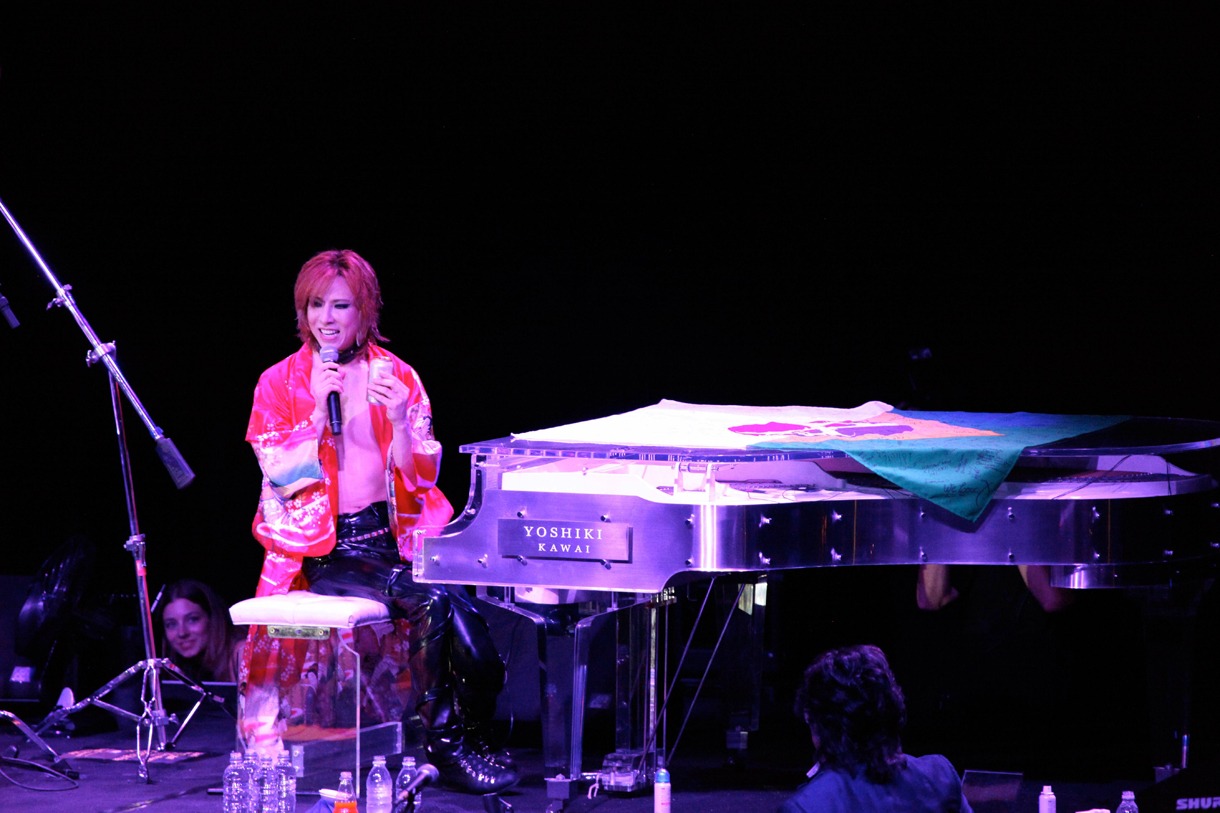 ファンに配ったガラナのジュースを自分でも飲んで、会場を沸かせるYOSHIKI。