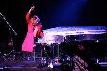 ピアノを弾くYOSHIKI。