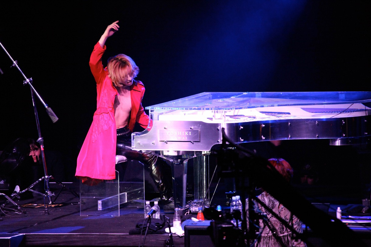ピアノを弾くYOSHIKI。
